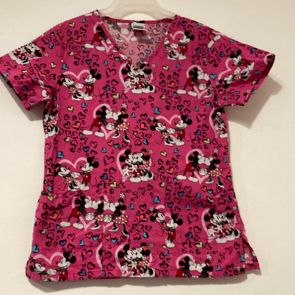 Kissing Valentine Minnie &Micky Scrub top in excellent pre~loved. Comfortable